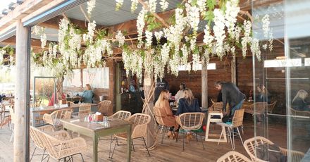 Elite Pubs outdoor eating April